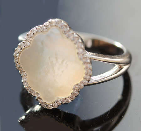 BEAUTIFUL MOTHER OF PEARL STERLING SILVER RING ACCENTED WITH CUBIC ZIRCONIA. 925