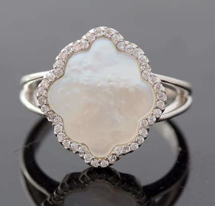 BEAUTIFUL MOTHER OF PEARL STERLING SILVER RING ACCENTED WITH CUBIC ZIRCONIA. 925