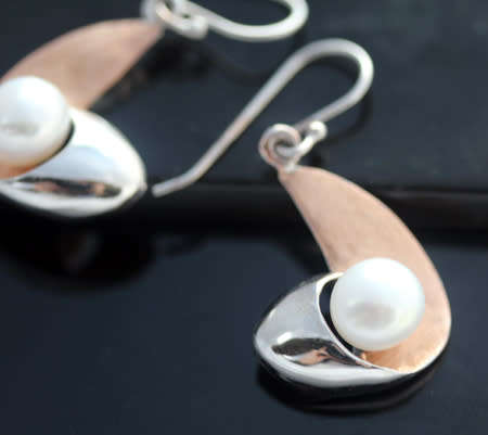 MODERN GEOMETRIC STERLING SILVER AND NATURAL PEARL EARRINGS. 925