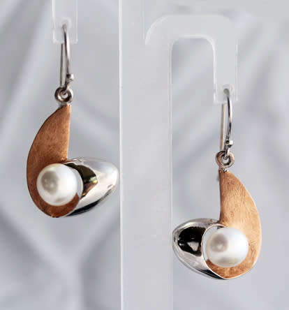 MODERN GEOMETRIC STERLING SILVER AND NATURAL PEARL EARRINGS. 925