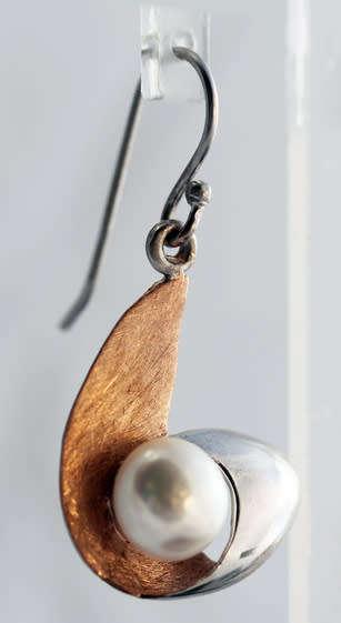 MODERN GEOMETRIC STERLING SILVER AND NATURAL PEARL EARRINGS. 925