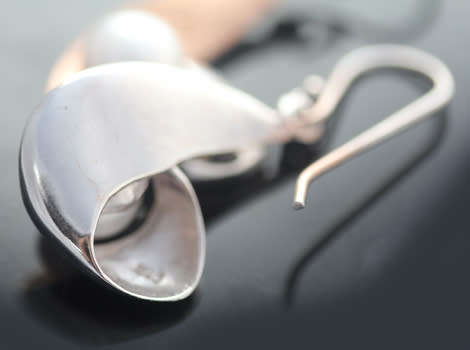 MODERN GEOMETRIC STERLING SILVER AND NATURAL PEARL EARRINGS. 925