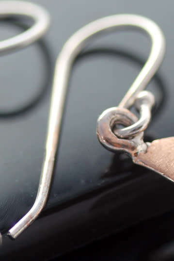 MODERN GEOMETRIC STERLING SILVER AND NATURAL PEARL EARRINGS. 925