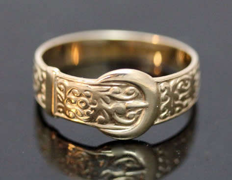VINTAGE 9CT YELLOW GOLD 'BELT' RING WITH AN INTRICATE DESIGN. 375. COLLECTABLE!