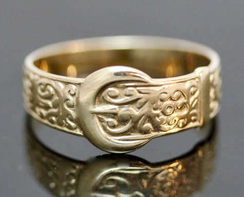 VINTAGE 9CT YELLOW GOLD 'BELT' RING WITH AN INTRICATE DESIGN. 375. COLLECTABLE!