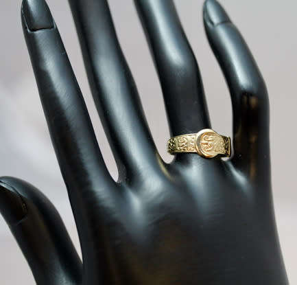 VINTAGE 9CT YELLOW GOLD 'BELT' RING WITH AN INTRICATE DESIGN. 375. COLLECTABLE!
