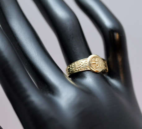 VINTAGE 9CT YELLOW GOLD 'BELT' RING WITH AN INTRICATE DESIGN. 375. COLLECTABLE!