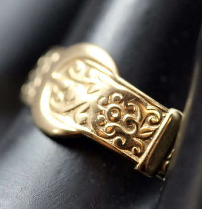 VINTAGE 9CT YELLOW GOLD 'BELT' RING WITH AN INTRICATE DESIGN. 375. COLLECTABLE!