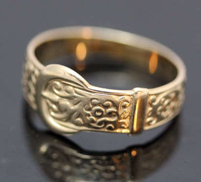 VINTAGE 9CT YELLOW GOLD 'BELT' RING WITH AN INTRICATE DESIGN. 375. COLLECTABLE!