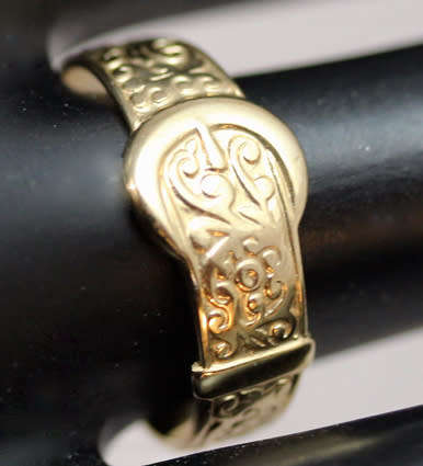 VINTAGE 9CT YELLOW GOLD 'BELT' RING WITH AN INTRICATE DESIGN. 375. COLLECTABLE!