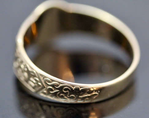 VINTAGE 9CT YELLOW GOLD 'BELT' RING WITH AN INTRICATE DESIGN. 375. COLLECTABLE!
