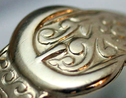 VINTAGE 9CT YELLOW GOLD 'BELT' RING WITH AN INTRICATE DESIGN. 375. COLLECTABLE!