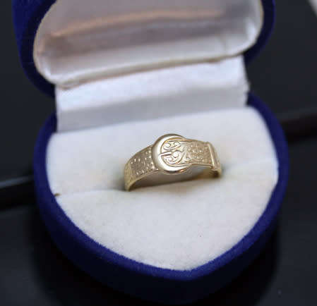VINTAGE 9CT YELLOW GOLD 'BELT' RING WITH AN INTRICATE DESIGN. 375. COLLECTABLE!