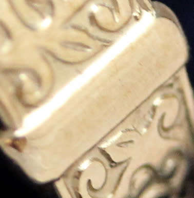 VINTAGE 9CT YELLOW GOLD 'BELT' RING WITH AN INTRICATE DESIGN. 375. COLLECTABLE!