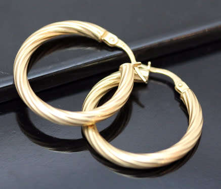 CLASSIC VINTAGE ENGLISH 9CT YELLOW GOLD HOOP EARRINGS WITH TWISTED DETAIL. GOOD SIZE 25 mm DIAMETER
