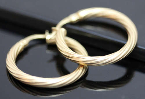 CLASSIC VINTAGE ENGLISH 9CT YELLOW GOLD HOOP EARRINGS WITH TWISTED DETAIL. GOOD SIZE 25 mm DIAMETER