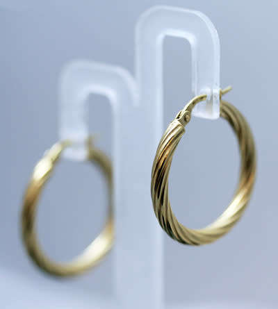 CLASSIC VINTAGE ENGLISH 9CT YELLOW GOLD HOOP EARRINGS WITH TWISTED DETAIL. GOOD SIZE 25 mm DIAMETER