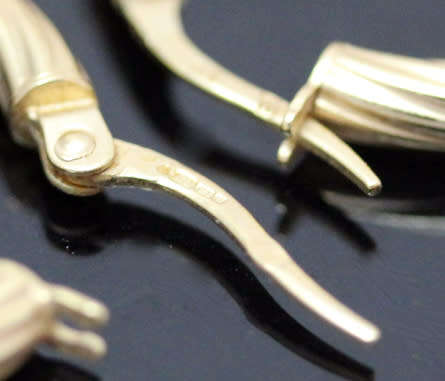 CLASSIC VINTAGE ENGLISH 9CT YELLOW GOLD HOOP EARRINGS WITH TWISTED DETAIL. GOOD SIZE 25 mm DIAMETER