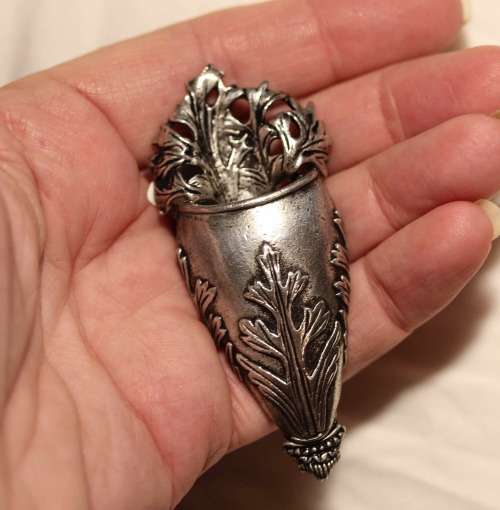 UNUSUAL VINTAGE COLLECTABLE TUSSIE MUSSIE (BOUTONNIER) BROOCH FOR FRESH FLOWER POSY