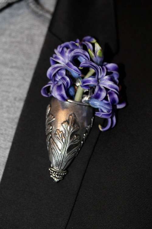 UNUSUAL VINTAGE COLLECTABLE TUSSIE MUSSIE (BOUTONNIER) BROOCH FOR FRESH FLOWER POSY