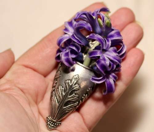 UNUSUAL VINTAGE COLLECTABLE TUSSIE MUSSIE (BOUTONNIER) BROOCH FOR FRESH FLOWER POSY