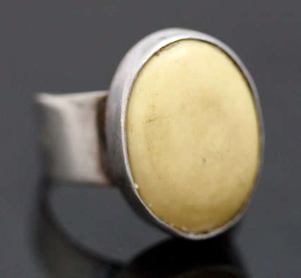 VINTAGE YELLOW/TOFFEE BALTIC AMBER STERLING SILVER RING. 925. LARGE OVAL CABOCHON HEAVY 4,8g
