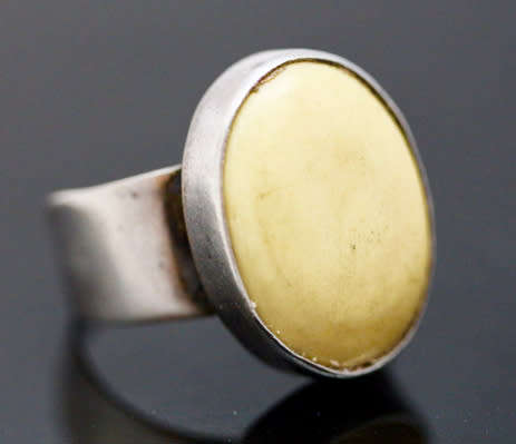 VINTAGE YELLOW/TOFFEE BALTIC AMBER STERLING SILVER RING. 925. LARGE OVAL CABOCHON HEAVY 4,8g