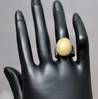 VINTAGE YELLOW/TOFFEE BALTIC AMBER STERLING SILVER RING. 925. LARGE OVAL CABOCHON HEAVY 4,8g