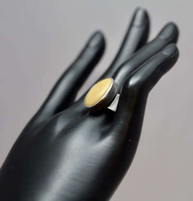 VINTAGE YELLOW/TOFFEE BALTIC AMBER STERLING SILVER RING. 925. LARGE OVAL CABOCHON HEAVY 4,8g