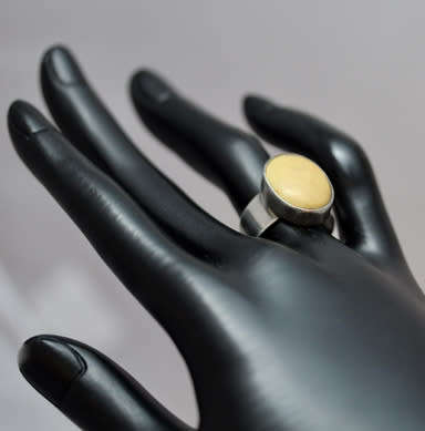 VINTAGE YELLOW/TOFFEE BALTIC AMBER STERLING SILVER RING. 925. LARGE OVAL CABOCHON HEAVY 4,8g