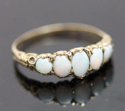 VINTAGE 5 STONE OPAL 9CT YELLOW GOLD RING. BEAUTIFUL ORGANIC DESIGN ON HEAD & SHOULDERS. 375