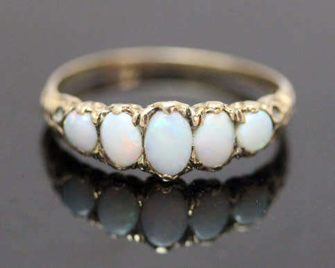 VINTAGE 5 STONE OPAL 9CT YELLOW GOLD RING. BEAUTIFUL ORGANIC DESIGN ON HEAD & SHOULDERS. 375