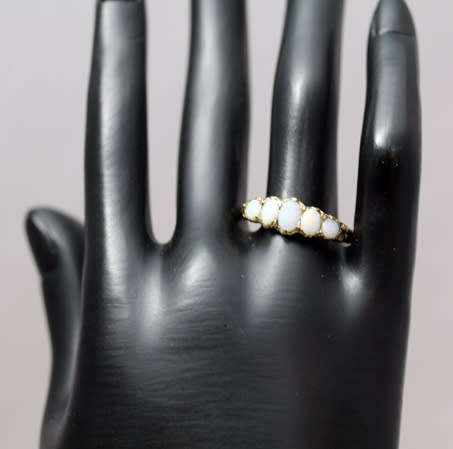 VINTAGE 5 STONE OPAL 9CT YELLOW GOLD RING. BEAUTIFUL ORGANIC DESIGN ON HEAD & SHOULDERS. 375