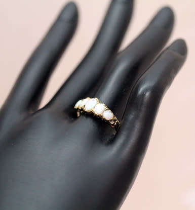 VINTAGE 5 STONE OPAL 9CT YELLOW GOLD RING. BEAUTIFUL ORGANIC DESIGN ON HEAD & SHOULDERS. 375
