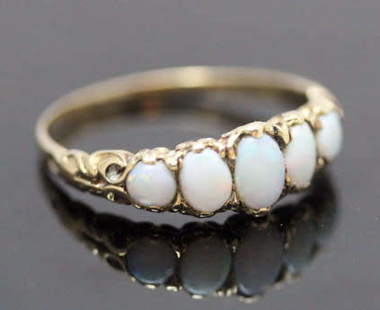 VINTAGE 5 STONE OPAL 9CT YELLOW GOLD RING. BEAUTIFUL ORGANIC DESIGN ON HEAD & SHOULDERS. 375
