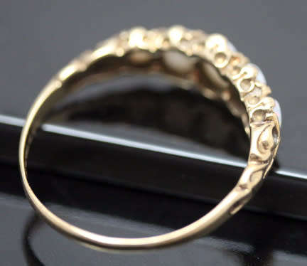 VINTAGE 5 STONE OPAL 9CT YELLOW GOLD RING. BEAUTIFUL ORGANIC DESIGN ON HEAD & SHOULDERS. 375