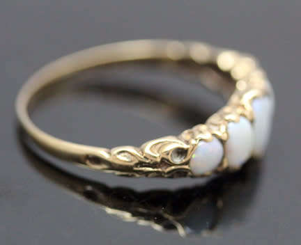 VINTAGE 5 STONE OPAL 9CT YELLOW GOLD RING. BEAUTIFUL ORGANIC DESIGN ON HEAD & SHOULDERS. 375