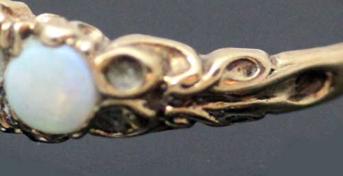 VINTAGE 5 STONE OPAL 9CT YELLOW GOLD RING. BEAUTIFUL ORGANIC DESIGN ON HEAD & SHOULDERS. 375