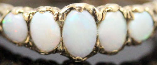 VINTAGE 5 STONE OPAL 9CT YELLOW GOLD RING. BEAUTIFUL ORGANIC DESIGN ON HEAD & SHOULDERS. 375