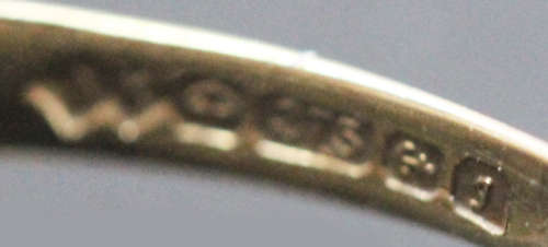 VINTAGE 5 STONE OPAL 9CT YELLOW GOLD RING. BEAUTIFUL ORGANIC DESIGN ON HEAD & SHOULDERS. 375