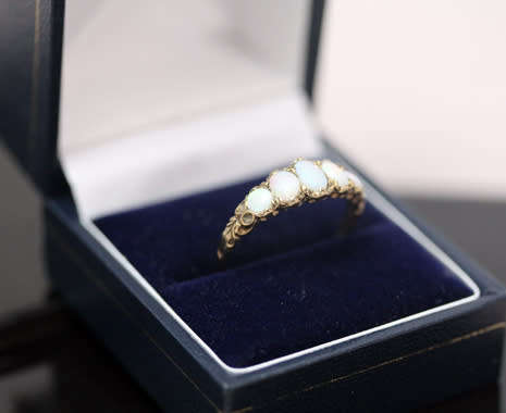 VINTAGE 5 STONE OPAL 9CT YELLOW GOLD RING. BEAUTIFUL ORGANIC DESIGN ON HEAD & SHOULDERS. 375