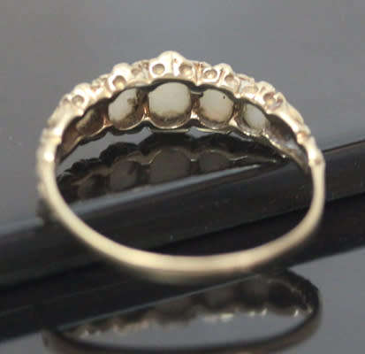 VINTAGE 5 STONE OPAL 9CT YELLOW GOLD RING. BEAUTIFUL ORGANIC DESIGN ON HEAD & SHOULDERS. 375