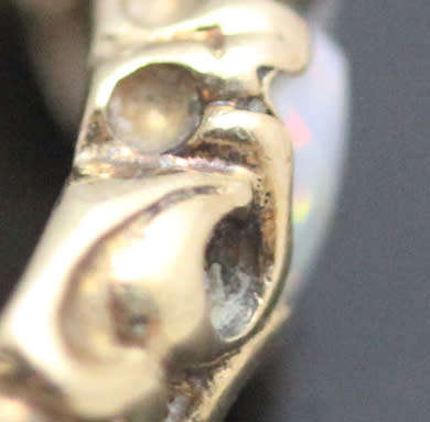 VINTAGE 5 STONE OPAL 9CT YELLOW GOLD RING. BEAUTIFUL ORGANIC DESIGN ON HEAD & SHOULDERS. 375