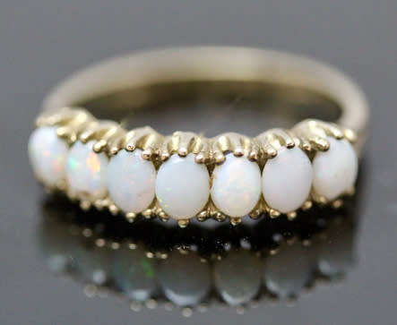 MAGNIFICENT VINTAGE OPAL 9CT YELLOW GOLD RING. 375. SHEFFIELD ASSAY MARK.