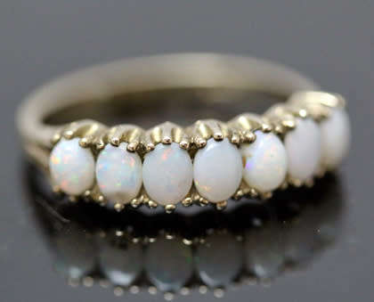 MAGNIFICENT VINTAGE OPAL 9CT YELLOW GOLD RING. 375. SHEFFIELD ASSAY MARK.