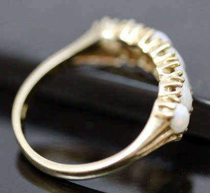 MAGNIFICENT VINTAGE OPAL 9CT YELLOW GOLD RING. 375. SHEFFIELD ASSAY MARK.