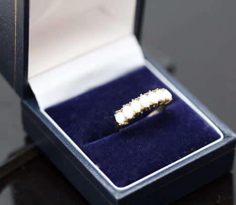 MAGNIFICENT VINTAGE OPAL 9CT YELLOW GOLD RING. 375. SHEFFIELD ASSAY MARK.