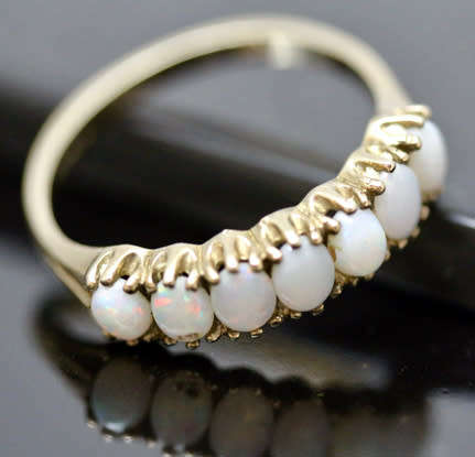 MAGNIFICENT VINTAGE OPAL 9CT YELLOW GOLD RING. 375. SHEFFIELD ASSAY MARK.