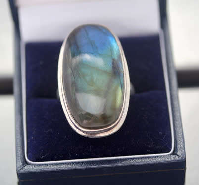 STUNNING VERY LARGE ELONGATED OVAL LABRADORITE STERLING SILVER RING. 925. MAGNIFICENT COLOURS! 12,7g