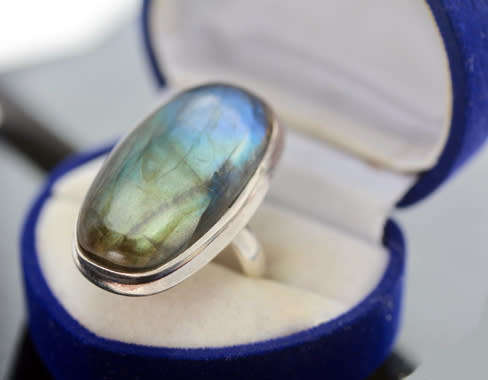 STUNNING VERY LARGE ELONGATED OVAL LABRADORITE STERLING SILVER RING. 925. MAGNIFICENT COLOURS! 12,7g
